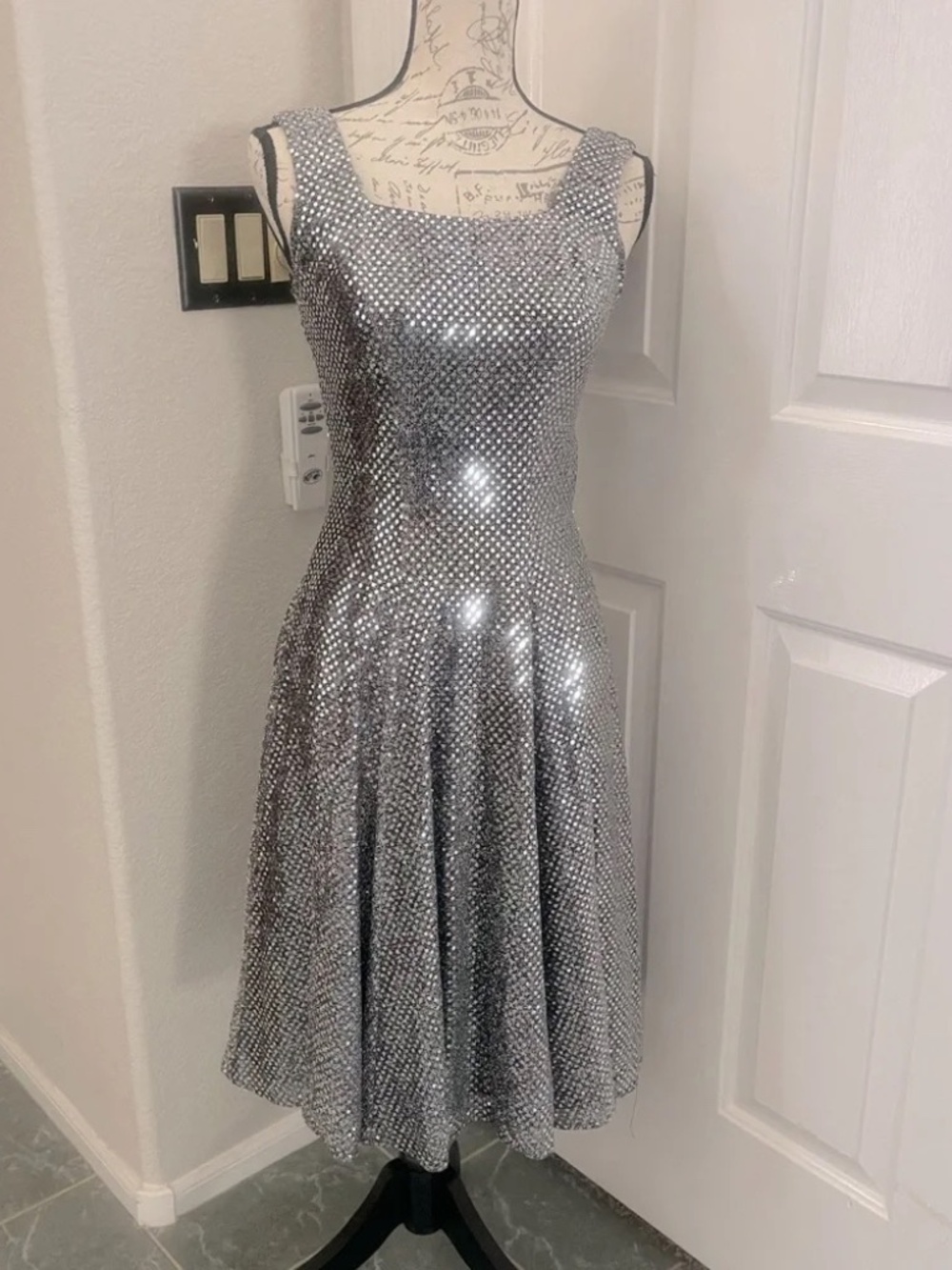 Size 6 Silver Sequin Dress lot6519